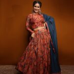 Vaidehi Parashurami Instagram - For Chala Hawa Yeu Dya!!! 🧡💙🧡 Outfit by @label_kinjalmodi Jewellery by @the_bling_girll Heels by @inc5official Styled by @sayali_vidya Hair by @pranjalipatel_celebhairstylist Makeup by @vinayak_makeup Managed by @prernaasuryawanshi Personal assistant @mr.asalm_khan_46 Captured by @shruu_t