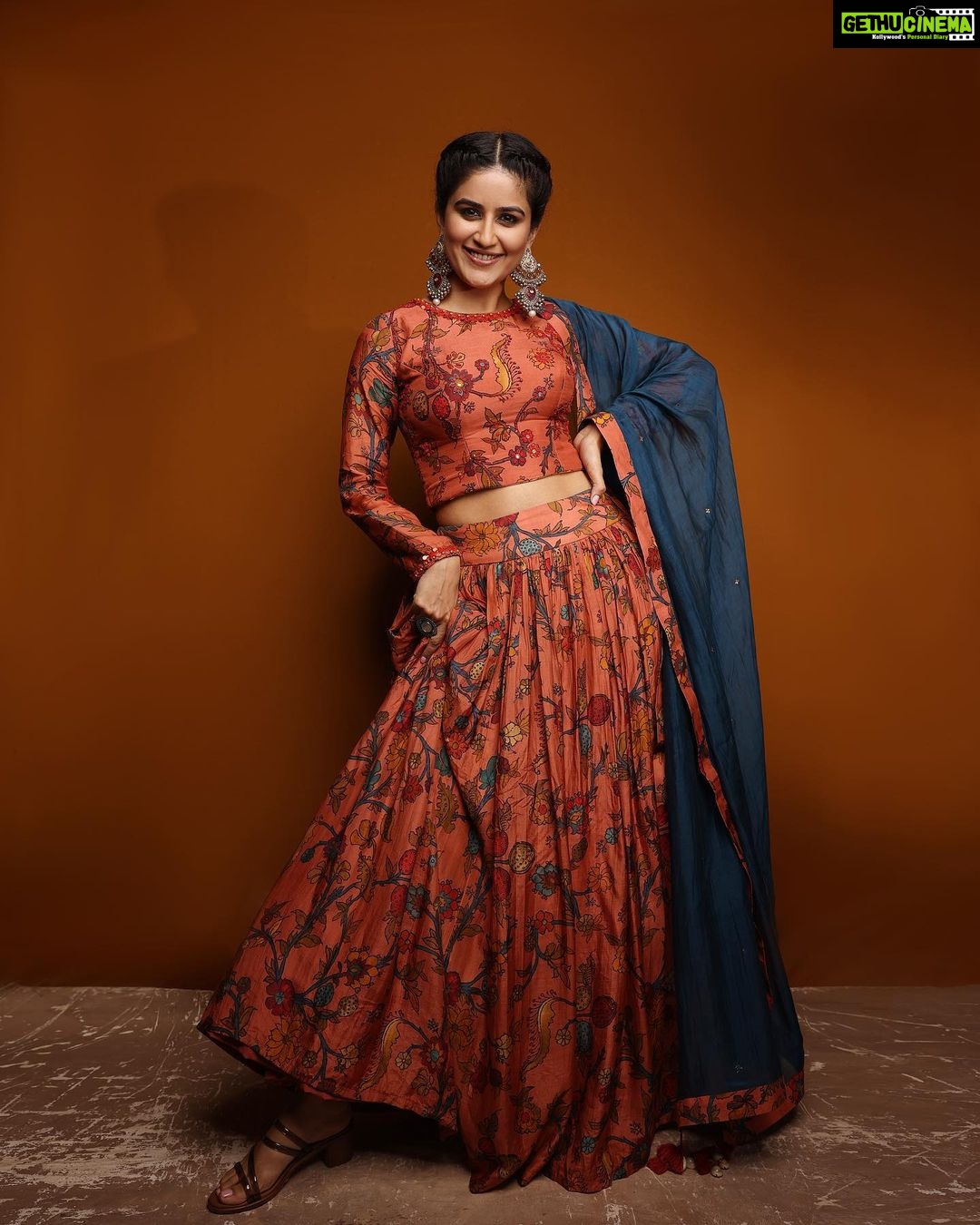 Vaidehi Parashurami Instagram - For Chala Hawa Yeu Dya!!! ๐งก๐๐งก Outfit by @label_kinjalmodi Jewellery by @the_bling_girll Heels by @inc5official Styled by @sayali_vidya Hair by @pranjalipatel_celebhairstylist Makeup by @vinayak_makeup Managed by @prernaasuryawanshi Personal assistant @mr.asalm_khan_46 Captured by @shruu_t