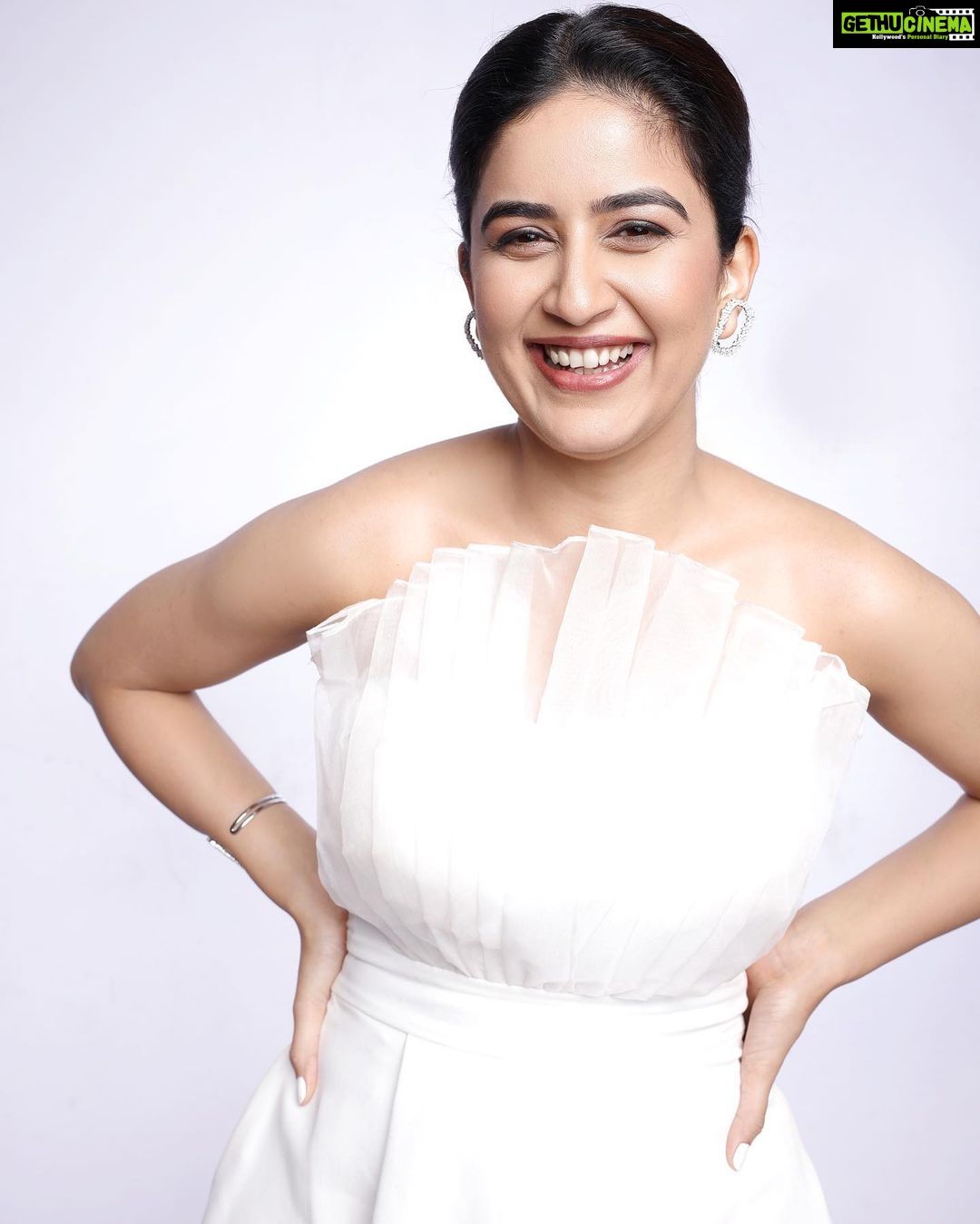 Vaidehi Parashurami Instagram - Whiter than white… For Dance Maharashtra Dance Little Masters Outfit by @sncontemporary Jewellery by @tuula.jewellery Heels by @londonrag_in Styled by @sayali_vidya Assisted by @nannikabhuptani Hair by @pranjalipatel_celebhairstylist Makeup by @vinayak_makeup Managed by @prernaasuryawanshi Personal assistant @mr.asalm_khan_46