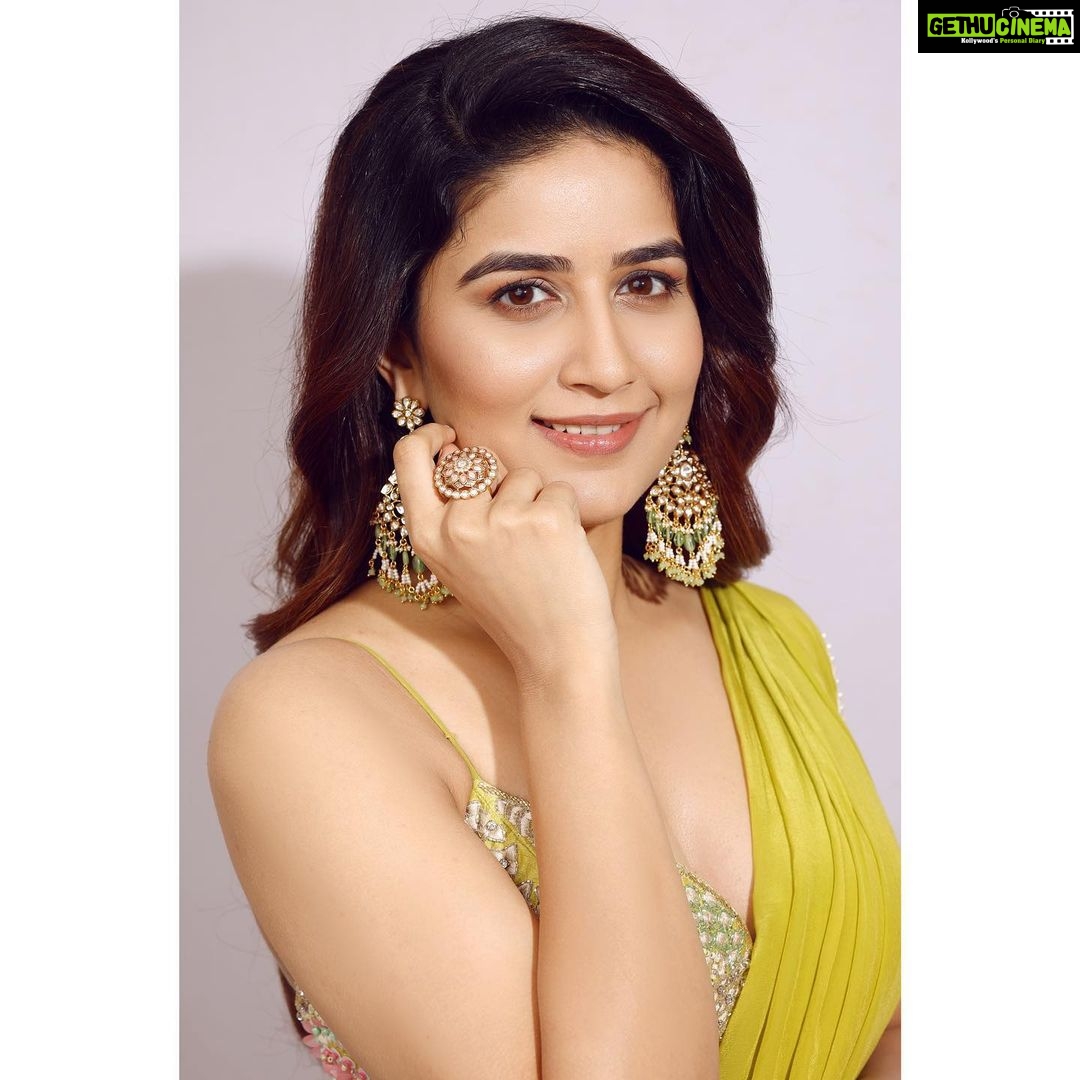 Vaidehi Parashurami Instagram - Saree love! 💛💚💛 For Zee Marathi Awards, 2022 Saree by @kalkifashion Jewellery by @azotiique Styled by @sayali_vidya Hair by @truptihairstylist Make-up by @vinayak_makeup Captured by @shruu_t