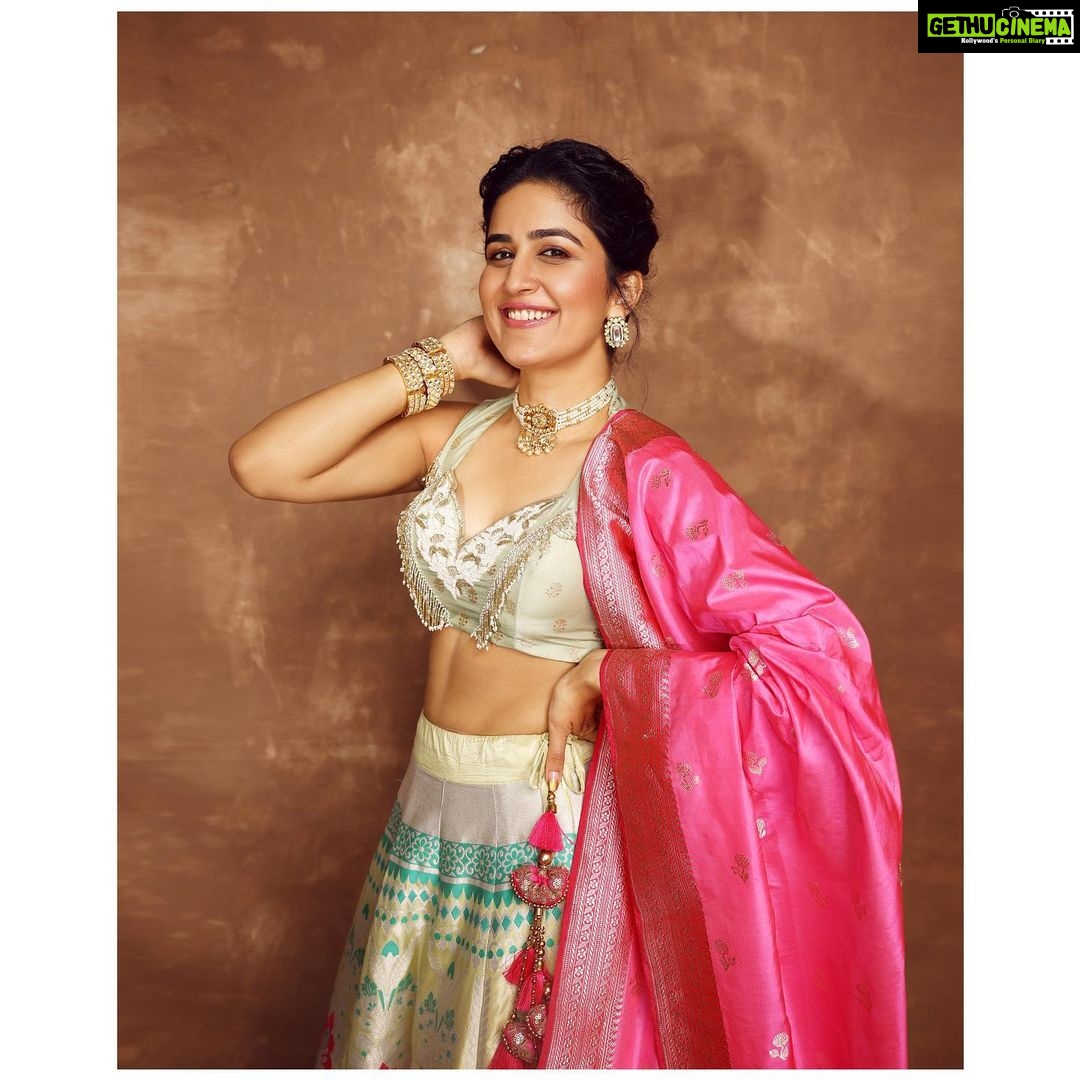 Vaidehi Parashurami Instagram - दसऱ्याच्या खूप खूप शुभेच्छा! 🌸