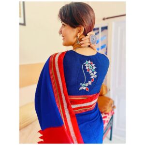 Vaidehi Parashurami Instagram - नवरात्रीच्या हार्दिक शुभेच्छा! 🌸🙏🏻 🌸

Saree & nath by @navinyas_handloom 

#navratrispecial #happynavratri 
#festiveseason #sareelove 
#coloursoflife #royalblue 
#indian #traditional 
#nath #loveit