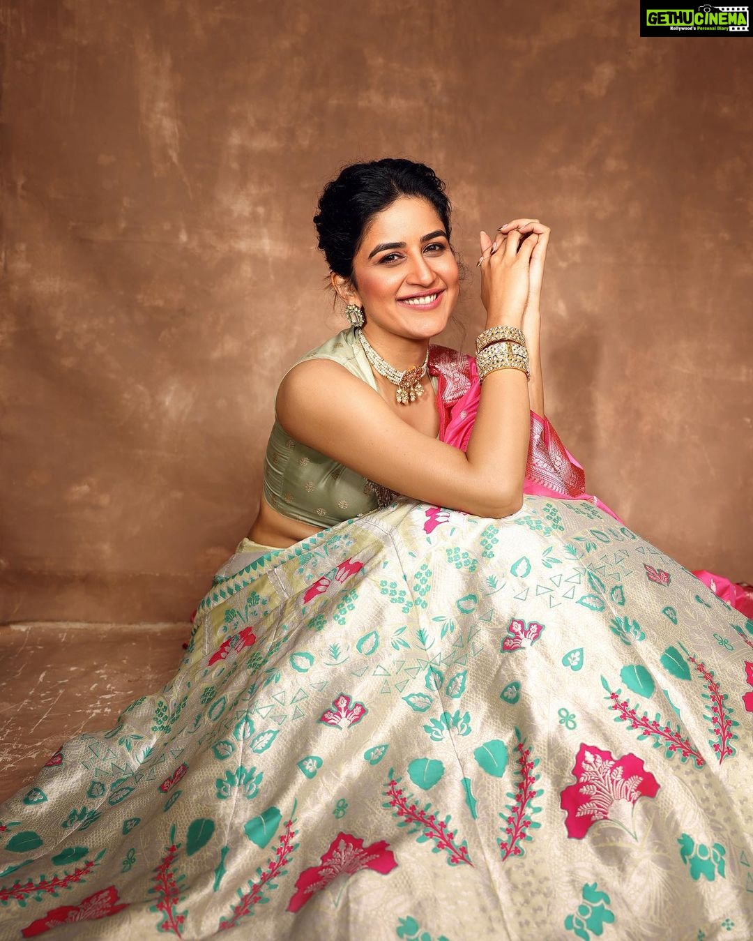 Vaidehi Parashurami Instagram - Firsts are always special!!! ✨ Outfit by @warpnweftbysagrikarai Jewellery by @justjeweleryindia Heels by @stoffastyle Styled by @sayali_vidya Assisted by @wranshaaayyy @prekshagosrani Hair by @truptihairstylist Make-up by @vinayak_makeup Shot by @shruu_t Managed by @prernaasuryawanshi Personal assistant @mr.asalm_khan_46 #pravahpicturepuraskar2022