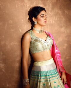 Vaidehi Parashurami Instagram - Firsts are always special!!! ✨ Outfit by @warpnweftbysagrikarai Jewellery by @justjeweleryindia Heels by @stoffastyle Styled by @sayali_vidya Assisted by @wranshaaayyy @prekshagosrani Hair by @truptihairstylist Make-up by @vinayak_makeup Shot by @shruu_t Managed by @prernaasuryawanshi Personal assistant @mr.asalm_khan_46 #pravahpicturepuraskar2022