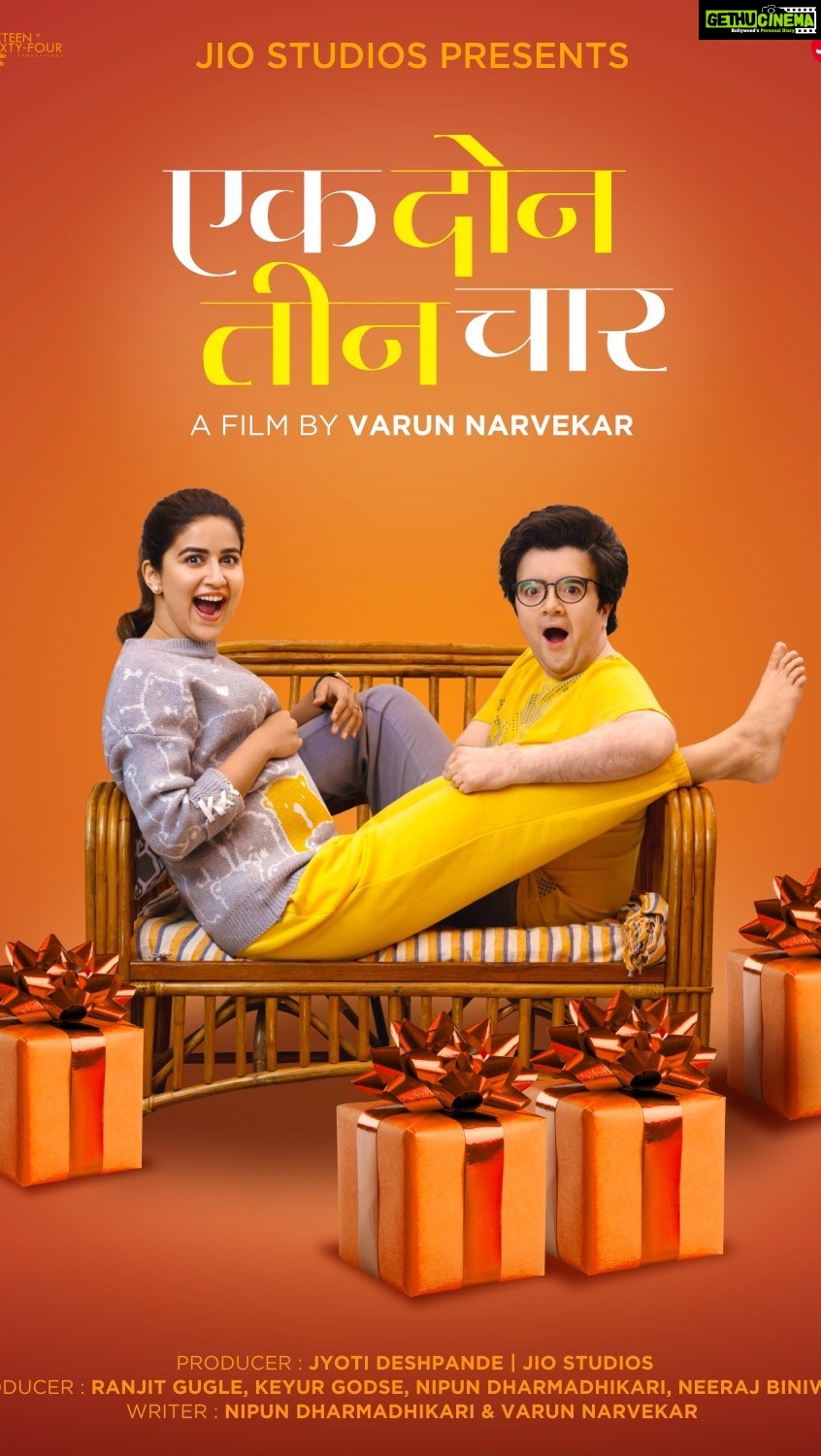 Vaidehi Parashurami Instagram - चार खोके एकदम ओके! #nopoliticaldrama जिओ स्टुडिओज घेऊन येत आहे, वैदेही आणि निपुणची सरप्राईजवाली हटके लव स्टोरी ! लवकरच तुमच्या जवळच्या सिनेमागृहांत! Jio Studios happily presents, Vaidehi and Nipun's Surprise wali Love Story! Coming soon to cinemas near you! #एकदोनतीनचार #1234TheFilm @officialjiostudios @jiostudiosmarathi @nipundharmadhikari @ranjitgugle @saneness_ @varunnarvekar @parashuramivaidehi @onkar.dhore @keyurgodse @bbinya @bahawaentertainment @16by64
