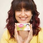 Vaidehi Parashurami Instagram – माझ्या स्किनकेअर पद्धतीसोबत तुमची ही त्वचा तजेलदार करण्यासाठी तयार व्हा!
FEM गोल्ड क्रीम ब्लीचसोबत निस्तेज आणि टॅन झालेल्या त्वचेला निरोप द्या,
जे त्वचेचे काळे डाग काढून टाकते.
निर्दोष त्वचेसाठी तुमचे फेम किट आत्ताच मिळवा!
#SkinCareRoutine #FemGoldenGlow #InstantGlow #GlowNaturallyWithFEM #SmoothSkin #FEMSalonLikeGlow #SkinCareGoals #FEMSkinCare