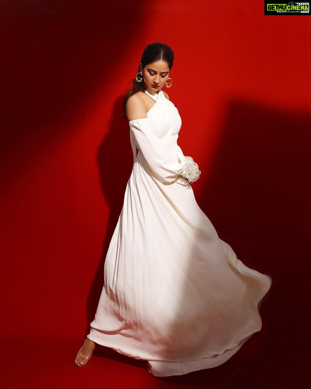 Vaidehi Parashurami Instagram - ❤️🤍❤️ Outfit @sakshikhetterpal Jewellery @antarez.jewels Styled by @sayali_vidya Assisted by @stylefilebysonali Hair @nilampatel12 Make up @vinayak_makeup Spot @mr.asalm_khan_46 Managed by @prernaasuryawanshi