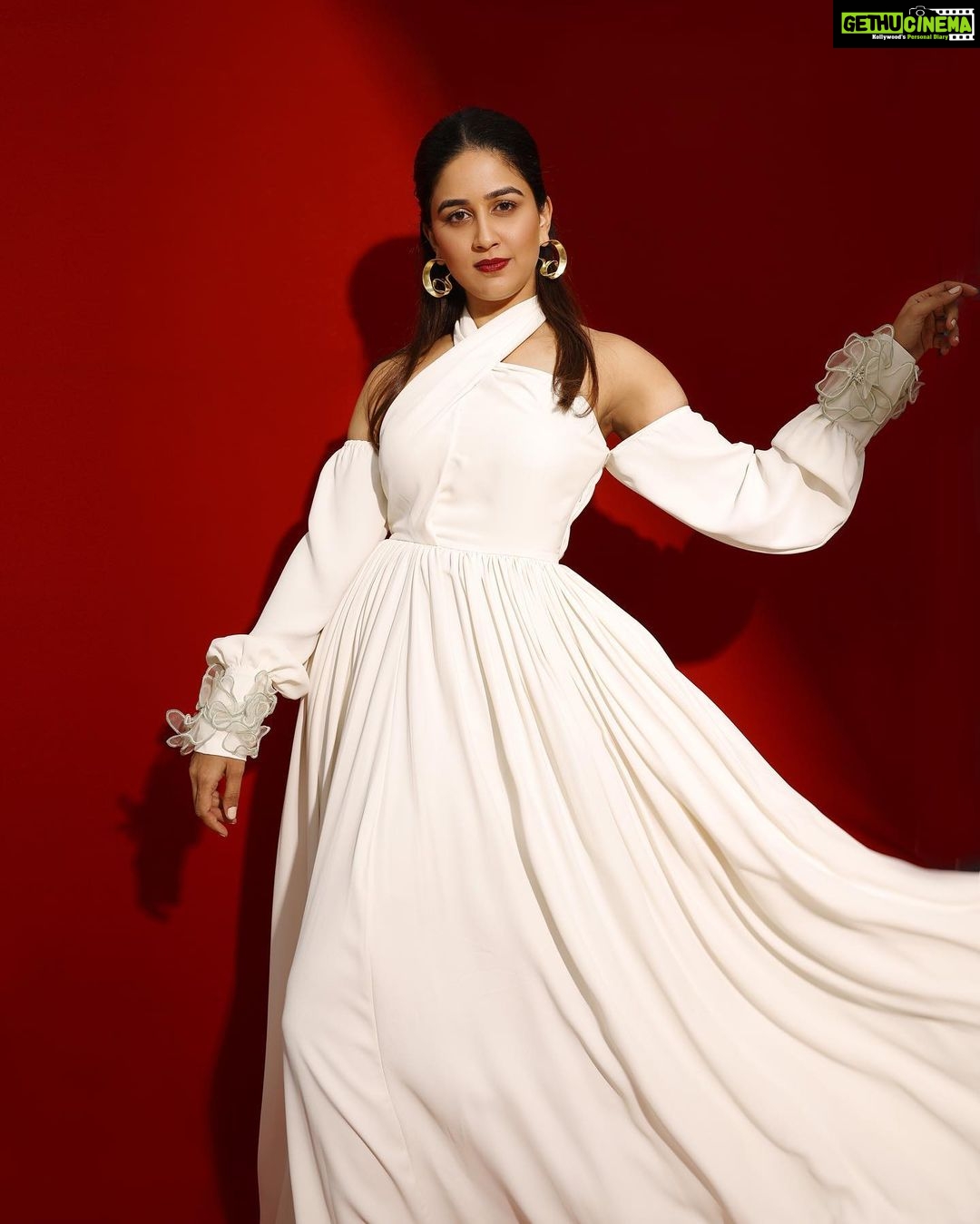 Vaidehi Parashurami Instagram - ❤️🤍❤️ Outfit @sakshikhetterpal Jewellery @antarez.jewels Styled by @sayali_vidya Assisted by @stylefilebysonali Hair @nilampatel12 Make up @vinayak_makeup Spot @mr.asalm_khan_46 Managed by @prernaasuryawanshi