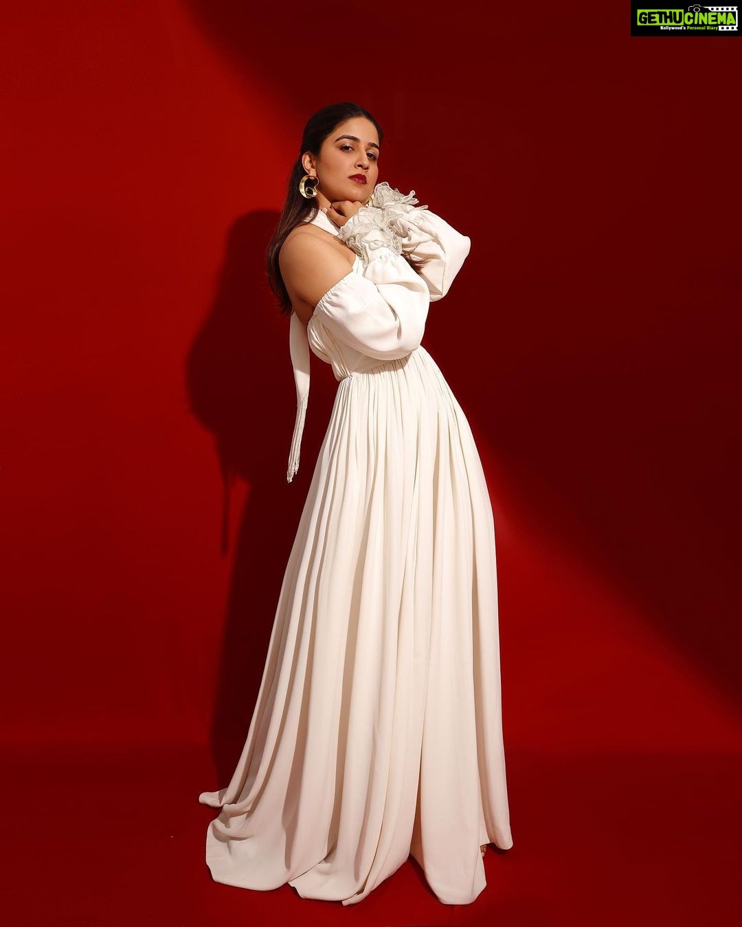 Vaidehi Parashurami Instagram - ❤️🤍❤️ Outfit @sakshikhetterpal Jewellery @antarez.jewels Styled by @sayali_vidya Assisted by @stylefilebysonali Hair @nilampatel12 Make up @vinayak_makeup Spot @mr.asalm_khan_46 Managed by @prernaasuryawanshi