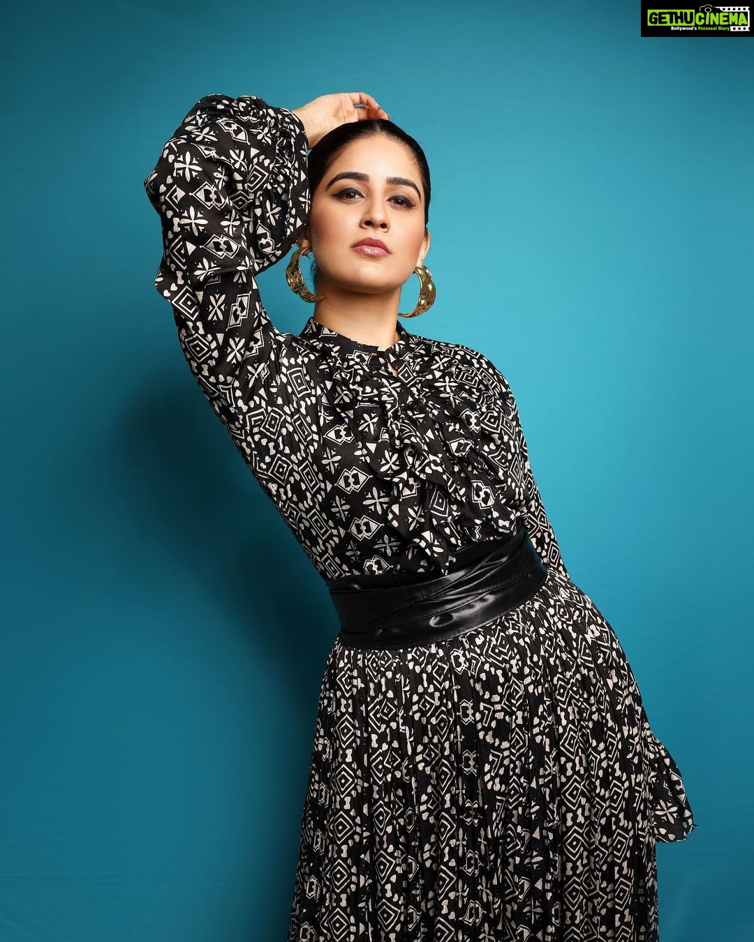 Vaidehi Parashurami Instagram - For Bombay Times Fashion Week ✨ Outfit @vikramphadnis Jewellery @azotiique Styled by @sayali_vidya Assisted by @stylefilebysonali Hair @nilampatel12 Make-up @vinayak_makeup Captured by @shruu_t