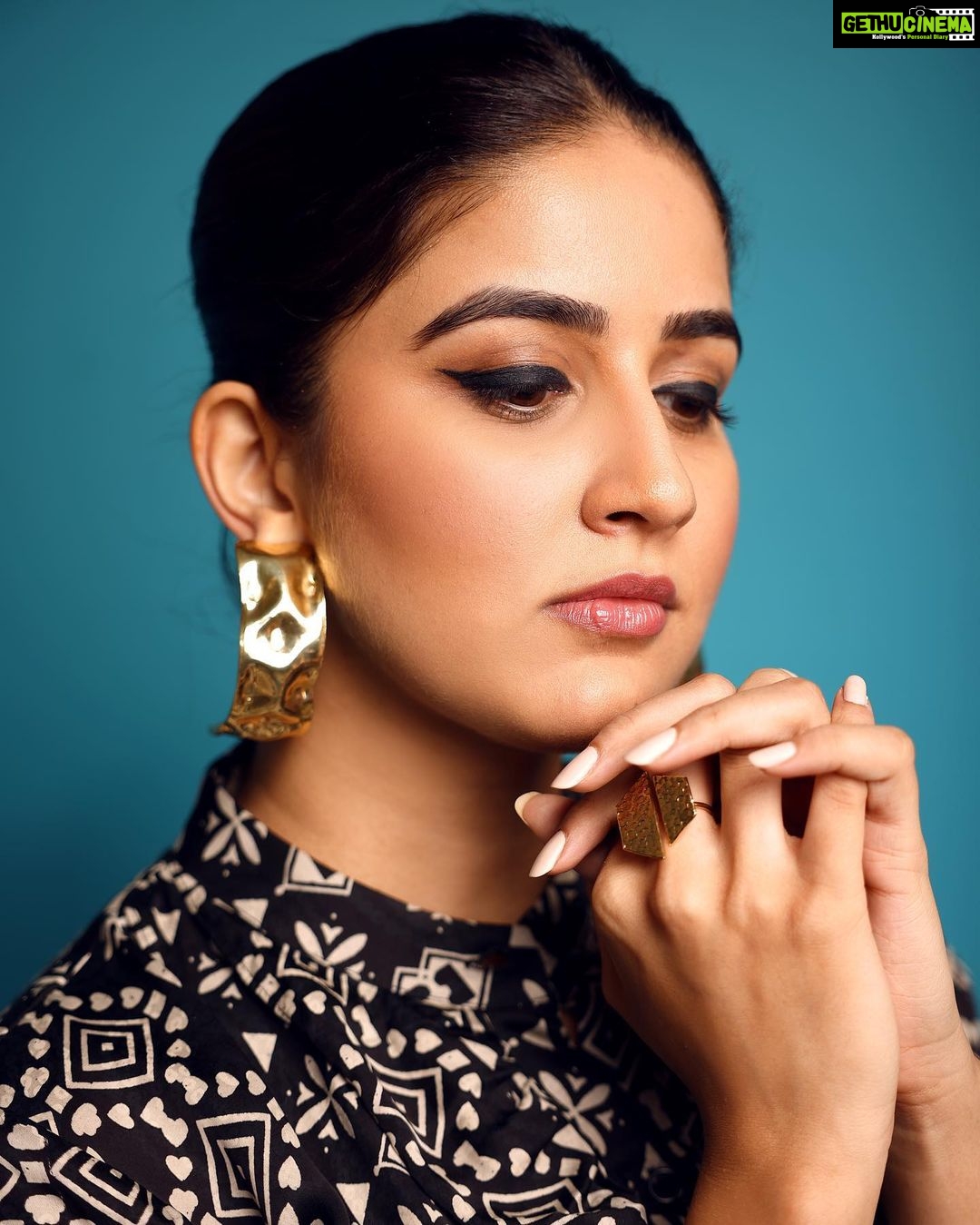 Vaidehi Parashurami Instagram - For Bombay Times Fashion Week ✨ Outfit @vikramphadnis Jewellery @azotiique Styled by @sayali_vidya Assisted by @stylefilebysonali Hair @nilampatel12 Make-up @vinayak_makeup Captured by @shruu_t