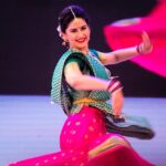 Vaidehi Parashurami Instagram - Happy International Dance Day! 💃🏻 📸 @dhirenranjit #internationaldanceday #dancerforlife #firstlove #cantstopwontstop #tujhoom ✨