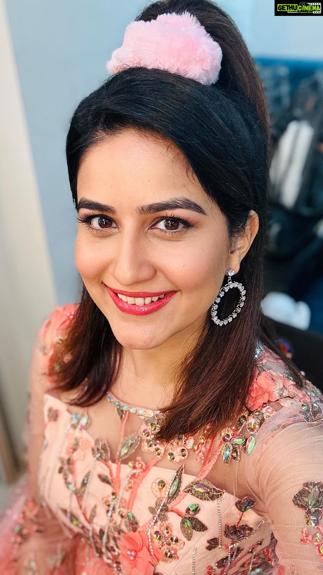 Vaidehi Parashurami Instagram - Gearing up for my performance at #PlanetMarathiFilmfareAwardsMarathi 2022 Telecast on 30th of April at 7pm on @zeemarathiofficial 📹 @swapnesh.thik #bts #preperformance #nervous #excited #donotmiss