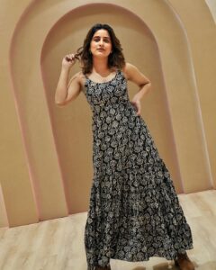 Vaidehi Parashurami Instagram - Your style is your expression of confidence!
Believe in what you do & who you are!

Outfit by @kevaclothing 

Hair by @nilampatel12 
Make up by @vinayak_makeup 
Personal Assistant @mr.asalm_khan_46 

Managed by @prernaasuryawanshi 
Assisted by @poojatayde 

Captured by @tany_70d 

#mystyle #myexpression 
#confidence #headuphigh 
#embracelife #keepmoving