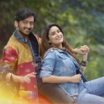 Vaidehi Parashurami Instagram - घेऊन येत आहोत टसलवालं पेशल साँग ❤️ "तू बी अन मी बी" ... Watch Song Here - Link in bio "जग्गु आणि ज्युलिएट" १० फेब्रुवारी पासून सर्व चित्रपटगृहांमध्ये प्रदर्शित ! @punitbalanstudios @punitbalan @limaye.mahesh @ajayatulofficial @atul.ajayatul @armaanmalik @shalmiaow @ameyzone @parashuramivaidehi @aafilms.official @everestentertainment @sanjayof69 @pravinvitthaltarde @hrishikesh0304 @upendralimaye @jaywantwadkar actormanojjoshi @sameerdharmadhikari @sunil_abhyankar @renukadaftardar @avinash.narkar @savita_malpekar.official_ @angadmhaskar @abhidnya.u.b @samirchoughule @keyurishah_05 @satavvinod @ambar.hadap @guruthakurofficial @ashwiniteranikar @ohardikar @manasiattarde @vijaynarayangavande @wadodkar_abhishek @potnism @sanjeevhowladar @jitendra1700 @anmolbhave @sachingurav @rahulchecks82 @anupp_gore @ganeshmpandit @kushalkonde @bhandari_chandrakant @raulvinayofficial @dop_rohan @tanmay_vanmali @shantanu_bhake @amolghodake_ @kulkarnishrinivas #tubemebe #songoutnow #JagguAniJuliet #10February #PunitBalanStudios #PunitBalan #MaheshLimaye #ajayatulmusic #ShalmaliKholgade #Armaanmalik