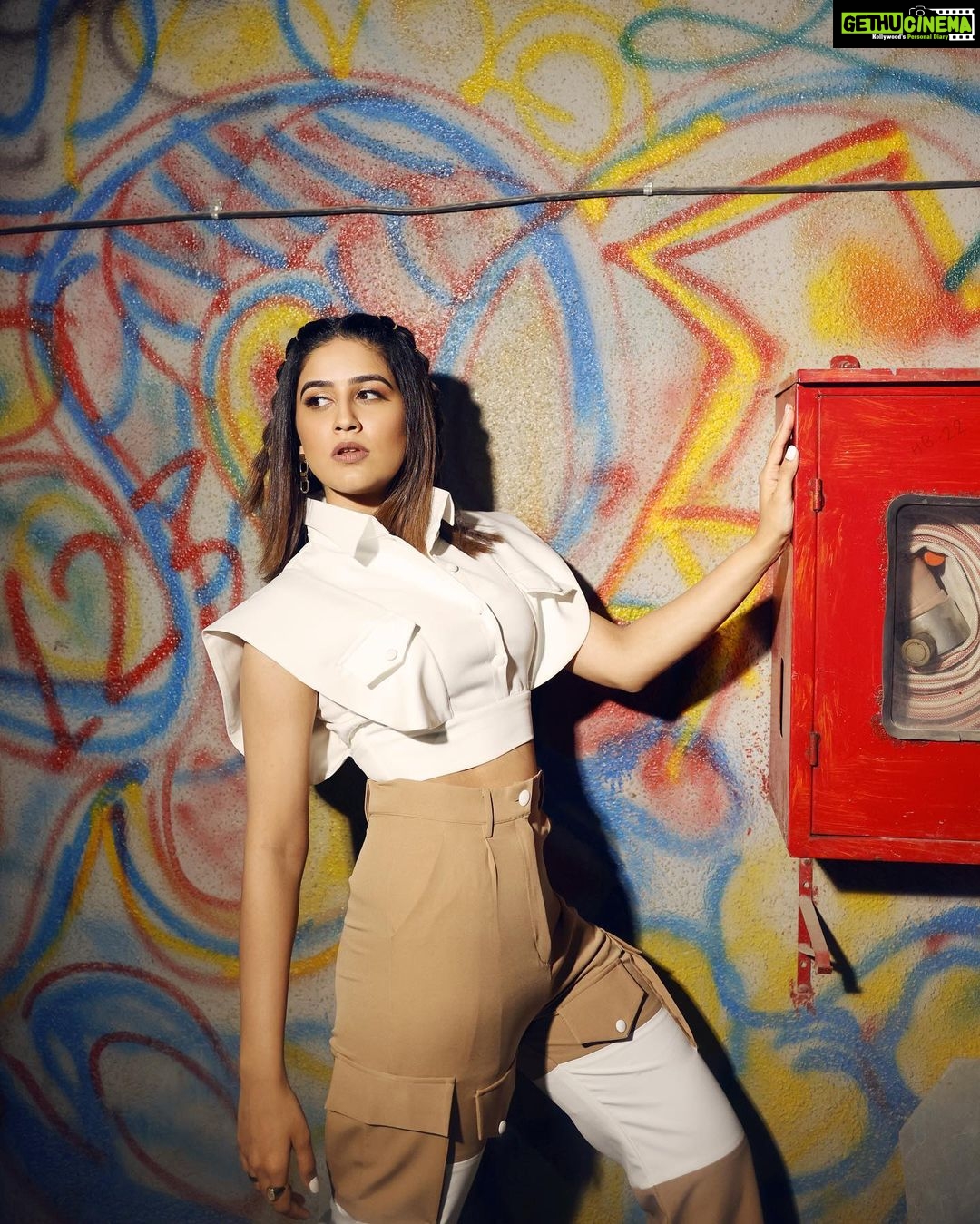 Vaidehi Parashurami Instagram - "जग्गु आणि Juliet" आता तुमच्या जवळच्या चित्रपटगृहात. तिकीट बुक करण्यासाठी link वर क्लिक करा: Link in bio Outfit by @moonstruckbyss Earrings by @kushalsfashionjewellery Rings by @viariaccessories Styled by @sayali_vidya Assisted by @wranshaaayyy Hair by @nilampatel12 Make-up by @vinayak_makeup Personal assistant @mr.asalm_khan_46 Captured by @shruu_t Managed by @prernaasuryawanshi Assisted by @poojatayde #jagguanijuliet #incinemasnow