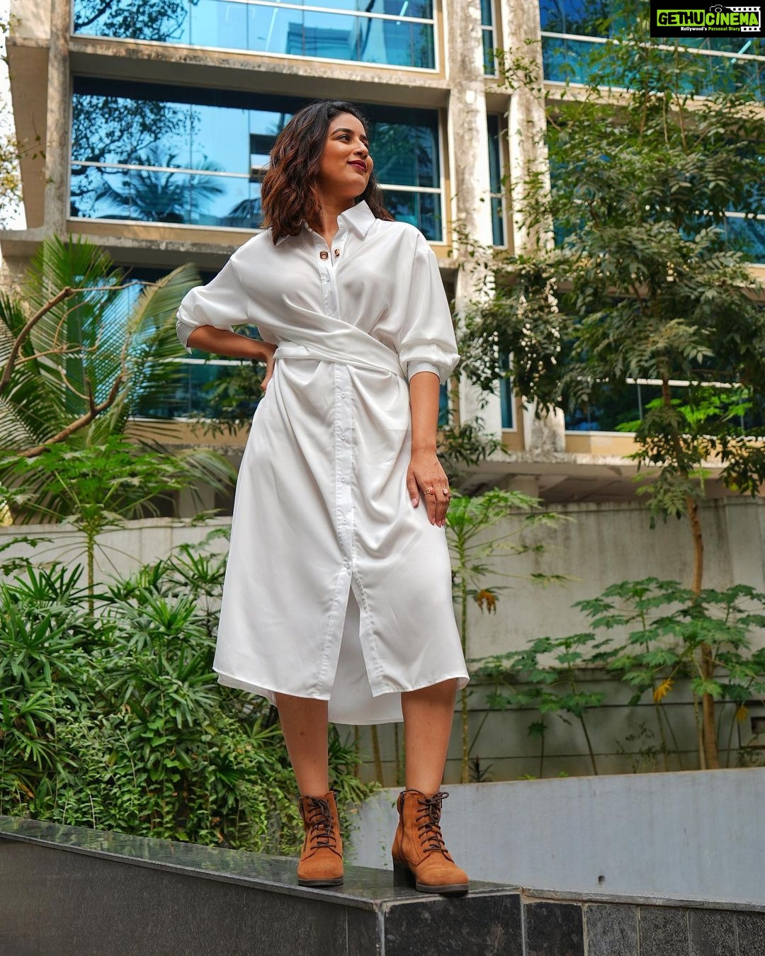 Vaidehi Parashurami Instagram - “You do not FIND the happy life. You MAKE it!” - Thomas S. Monson Outfit by @cusp_on_insta Styled by @style_by_apurva Hair by @nilampatel12 Make-up by @vinayak_makeup Personal Assistant @mr.asalm_khan_46 Captured by @tany_70d Managed by @prernaasuryawanshi Assisted by @poojatayde #mondaymotivation #happinessisachoice #choosepositivity #choosehappiness #stayhappy #stayhealthy