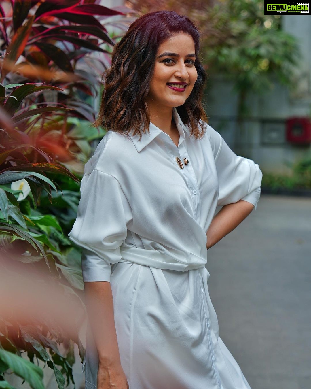 Vaidehi Parashurami Instagram - “You do not FIND the happy life. You MAKE it!” - Thomas S. Monson Outfit by @cusp_on_insta Styled by @style_by_apurva Hair by @nilampatel12 Make-up by @vinayak_makeup Personal Assistant @mr.asalm_khan_46 Captured by @tany_70d Managed by @prernaasuryawanshi Assisted by @poojatayde #mondaymotivation #happinessisachoice #choosepositivity #choosehappiness #stayhappy #stayhealthy