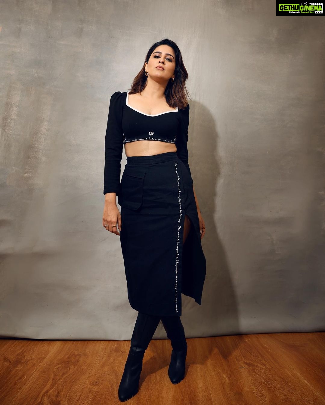 Vaidehi Parashurami Instagram - Trailer launch of “जग्गु आणि Juliet” Outfit by @pocketfulofcherrie Jewels by @viariaccessories Boots by @trufflecollectionindia Styled by @sayali_vidya Assisted by @stylebypriyankaa Hair by @nilampatel12 Make-up by @vinayak_makeup Personal assistant @mr.asalm_khan_46 Captured by @shruu_t Managed by @prernaasuryawanshi Assisted by @poojatayde