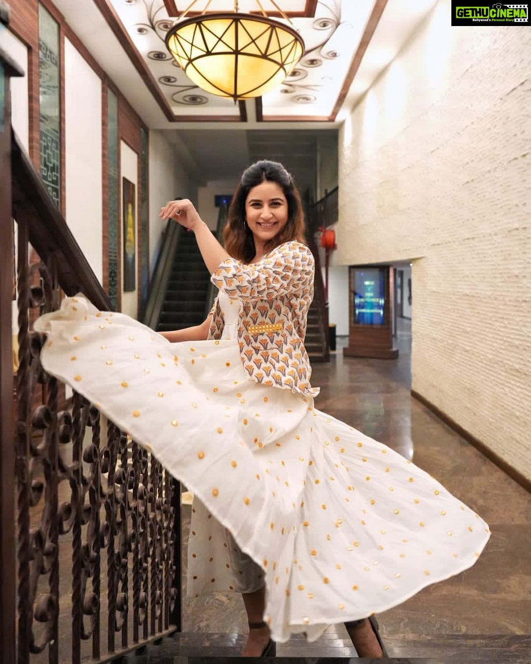 Vaidehi Parashurami Instagram - Thanks to “जग्गु आणि Juliet” for letting me explore so many different looks and outfits!!! Outfit by @kevaclothing Hair by @nilampatel12 Make-up by @vinayak_makeup Personal assistant @mr.asalm_khan_46 Captured by @tany_70d Managed by @prernaasuryawanshi Assisted by @poojatayde #lifeofanactor #perksofbeinganactor #promotions #jagguanijuliet #intheaters #comingsoon