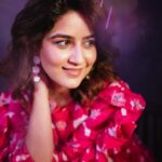 Vaidehi Parashurami Instagram - अर्ज़ किया है… Juliet ला आवडतो फारच pink colour, बघितला की नाही अजुन तुम्ही “जग्गु आणि Juliet” चा ट्रेलर?! #iamapoet Outfit by @itara_ananother Earrings by @rubans.in Bracelet by @blingvine Heels by @londonrag_in Styled by @sayali_vidya Assisted by @stylebypriyankaa Hair by @nilampatel12 Make-up by @vinayak_makeup Personal assistant @mr.asalm_khan_46 Captured by @deepali_td_official Managed by @prernaasuryawanshi Assisted by @poojatayde