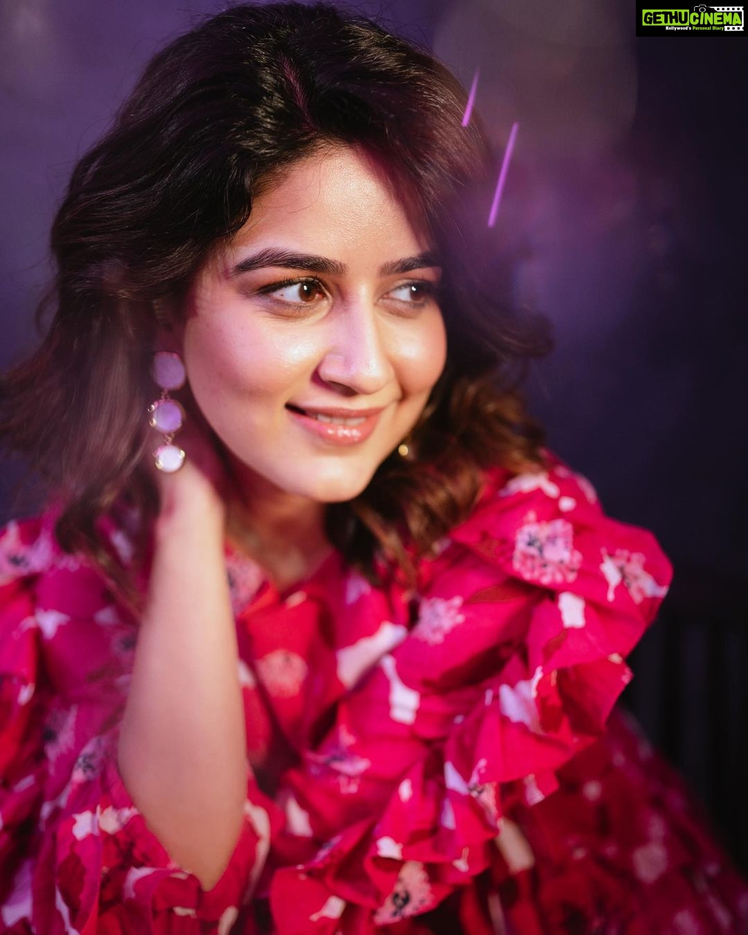 Vaidehi Parashurami Instagram - अर्ज़ किया है… Juliet ला आवडतो फारच pink colour, बघितला की नाही अजुन तुम्ही “जग्गु आणि Juliet” चा ट्रेलर?! #iamapoet Outfit by @itara_ananother Earrings by @rubans.in Bracelet by @blingvine Heels by @londonrag_in Styled by @sayali_vidya Assisted by @stylebypriyankaa Hair by @nilampatel12 Make-up by @vinayak_makeup Personal assistant @mr.asalm_khan_46 Captured by @deepali_td_official Managed by @prernaasuryawanshi Assisted by @poojatayde
