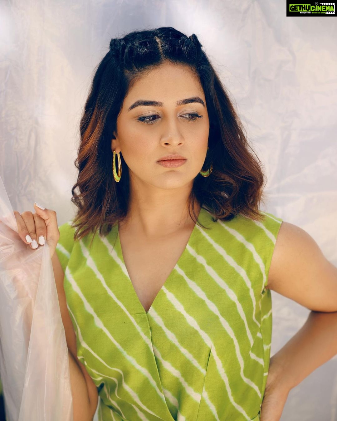 Vaidehi Parashurami Instagram - अर्ज़ किया है… माझ्या फोटो च्या मागे आता वापरायला लागलोय आम्ही plastic, कारण जग्गु आणि Juliet चं प्रोमोशन करताना झालोय आम्ही ecstatic! #iamapoet Trailer बघितला का? Link in bio Outfit by @houseofara_official Jewels by @shayagrams Styled by @sayali_vidya Assisted by @stylebypriyankaa Hair by @nilampatel12 Make-up by @vinayak_makeup Captured by @shruu_t Managed by @prernaasuryawanshi Assisted by @poojatayde Personal assistant @mr.asalm_khan_46