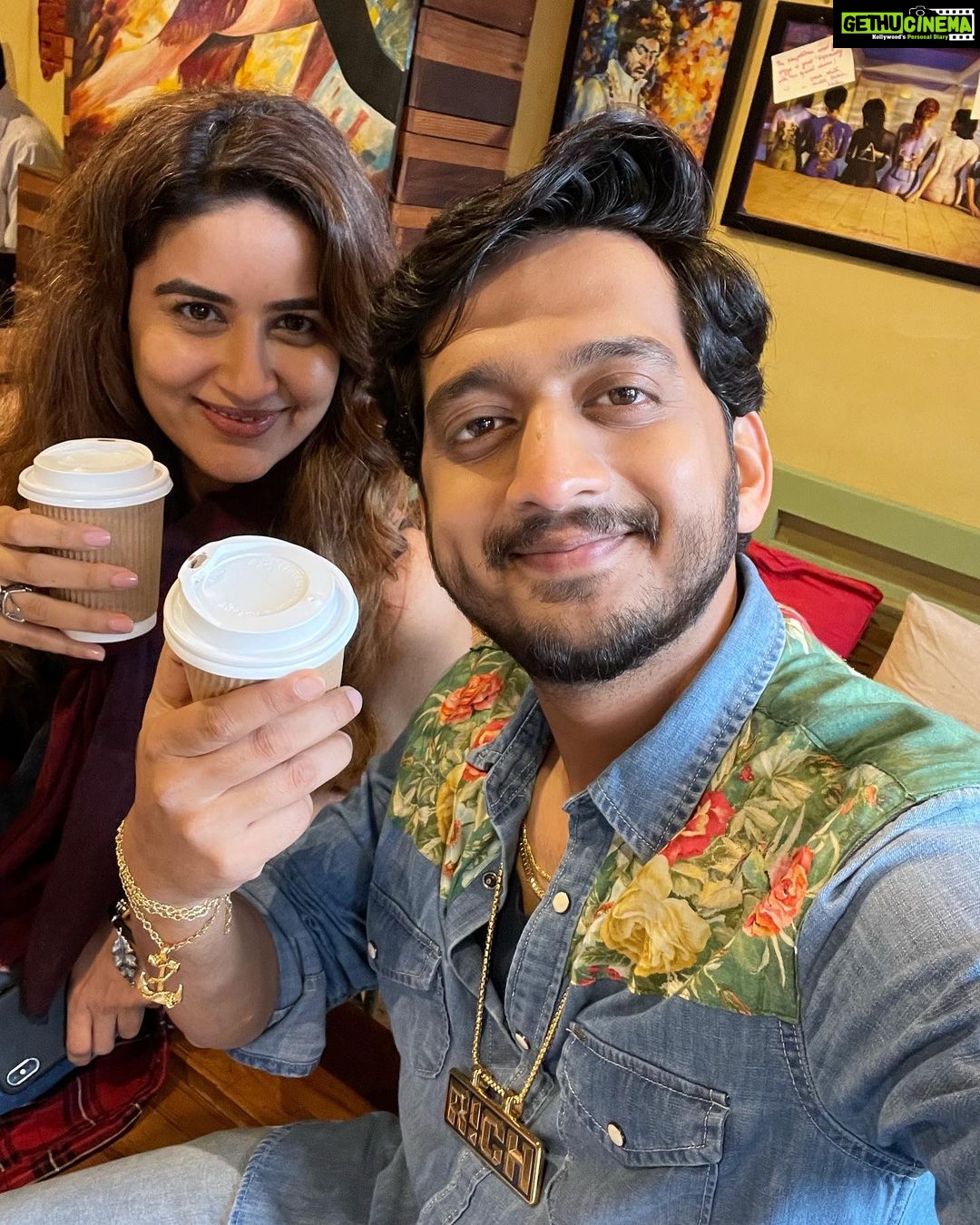 Vaidehi Parashurami Instagram - अर्ज किया है… सिनेमा साठी सर केलं उतराखंडातले Hill Station.. जग्गु आणि Juliet ची गाणी ऐकत जमवतो Monday Morning Motivation! 👻 LOL #imapoet #jagguaanijuliet #10feb