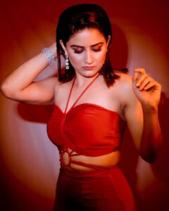 Vaidehi Parashurami Instagram - About last night ✨
MFK 2022 ✨

Outfit by @label_kalon 
Jewels by @mozaati 
Heels by @londonrag_in 
Styled by @sayali_vidya 
Assisted by @stylebypriyankaa 
Hair by @nilampatel12 
Make up by @satyamakeupartist 
Managed by @prernaasuryawanshi 
Assisted by @poojatayde 
Captured by @deepali_td_official 

#mfk2022 #glitzandglam 
#lovetoexplore #breakingbarriers 
#lovingit
