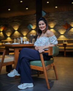 Vaidehi Parashurami Instagram - Promotions begin with a bang for #jagguanijuliet 

आमचं नवीन गाणं पाहिलं का?
Link in bio

Hair @nilampatel12 
Make-up @vinayak_makeup 
Managed by @prernaasuryawanshi 
Assisted by @poojatayde 
Personal assistant @mr.asalm_khan_46 
📸 @pixon_thestudio @harshal_tendya 

#jagguanijuliet #releasingsoon 
#10thfeb2023 #intheatres