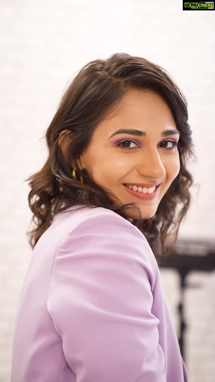 Vidhi Pandya Instagram - Such an expressive & fun-filling kinda day at work!π€ . Ps- shot for something really different,brought the most unseen / unexplored part of me onscreen. π¬π Styled by @natashaabothra Team @dhwaniivithalani_22 @teamnatashaabothra Outfit - @myclo.in Earrings - @ethnicandaz Footwear - @feeltwenty HMUA- @nikksmua @nikksmakeupartist Shot by - @i_am_siddharth #beuniquelyyou #love #reels #reelsinstagram #reelitfeelit