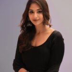 Vidhi Pandya Instagram - इशारों इशारों मैं 🖤 HMUA by my one and only @makeupbynidhikaushal 🤍 ( my magician) #beuniquelyyou #love #vidhipandya #post Mumbai, Maharashtra