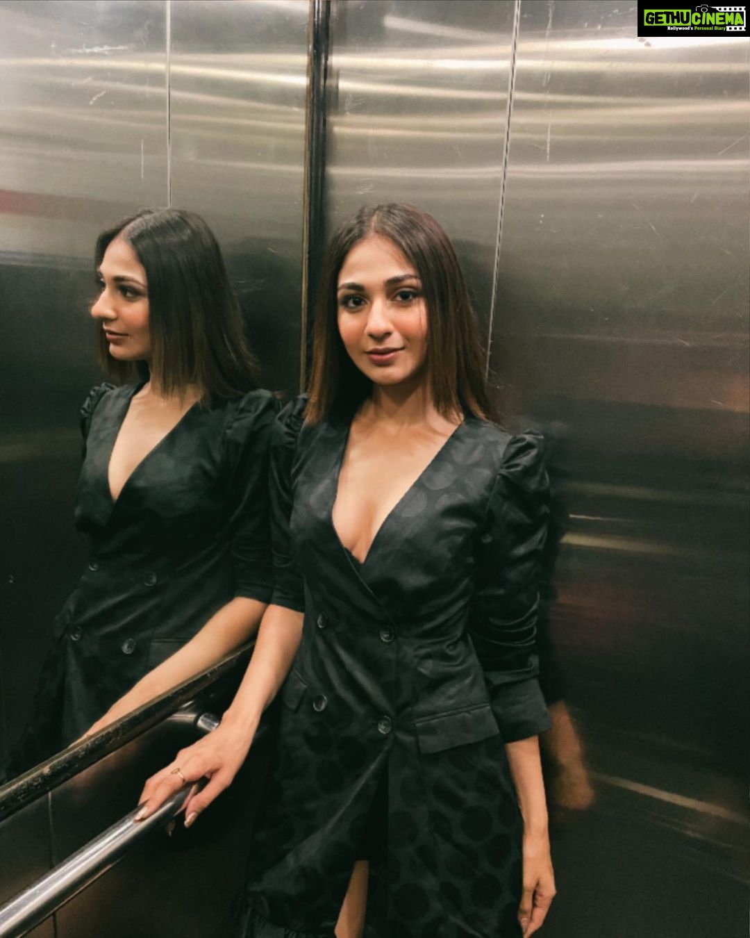 Vidhi Pandya Instagram - Play your own way. Don’t play what public wants. You play what you want and let the public pick up on what you’re doing…even if it takes them fifteen, twenty years. - Thelonious Monk. 🤍 📸 @makeupbynidhikaushal #beuniquelyyou #love #vidhipandya Elevator