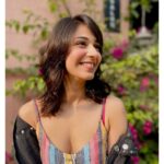 Vidhi Pandya Instagram - Strolling around in my Bombay in my new tom cruise look. 🥰💇🏻‍♀️ Ps - last slide of me actually strolling/posing around.😬🚶‍♀️ #beuniquelyyou #love #haircut #newhair #newfeels Why Not? By Zeeba