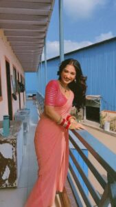 Vidhi Pandya Instagram - Team keh rahi hai trending reels banao account ki reach badhegi. 😂 Ps- aaj thoda free time tha, so here’s my #chandbaliyan . Really love this song!🥰💃🏻 #saumya #mckj #reels #reelsinstagram #beuniquelyyou #love