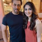 Vidhi Pandya Instagram - Thankyou for sucha good time @beingsalmankhan sir. Thankyou for all the love warmth and advice, my best 4hrs from the Biggboss journey. 🤍🧿 #afterparty #beuniquelyyou #love SK Villa