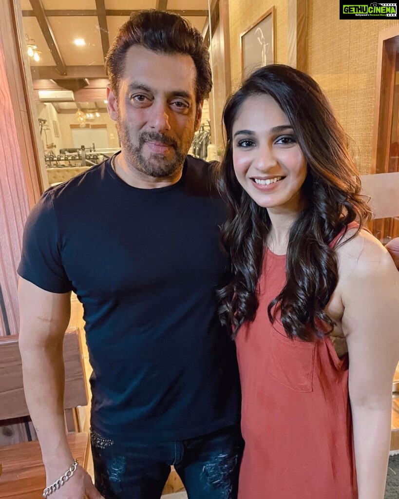 Vidhi Pandya Instagram - Thankyou for sucha good time @beingsalmankhan sir. Thankyou for all the love warmth and advice, my best 4hrs from the Biggboss journey. 🤍🧿 #afterparty #beuniquelyyou #love SK Villa