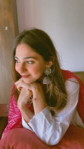 Vidhi Pandya Instagram - For the love of this song! #feelings 🌸.. 
#beuniquelyyou #love #reels