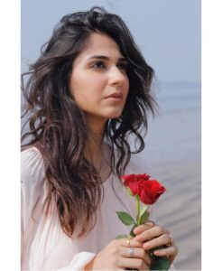 Vidhi Pandya Instagram - Jo duubna hai toh itne sukoon se duubo,
Ki aas-paas ki lehron ko bhi pataa na lage… 🥀
- Qaisural Jafri ..

#beuniquelyyou #love