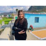 Vidhi Pandya Instagram - Let’s do what we love and do more of it.☀️🌻 A day at Sainji village. 🌼 Ps- the newly weds were way to busy in their world to be captured with me. 😁 @dhavalmavreck @purohitbhavini #beuniquelyyou #love Sainji - Corn Village of Uttarakahnd