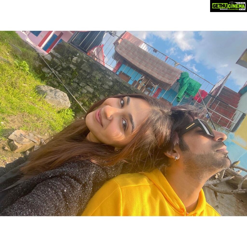 Vidhi Pandya Instagram - Let’s do what we love and do more of it.☀️🌻 A day at Sainji village. 🌼 Ps- the newly weds were way to busy in their world to be captured with me. 😁 @dhavalmavreck @purohitbhavini #beuniquelyyou #love Sainji - Corn Village of Uttarakahnd