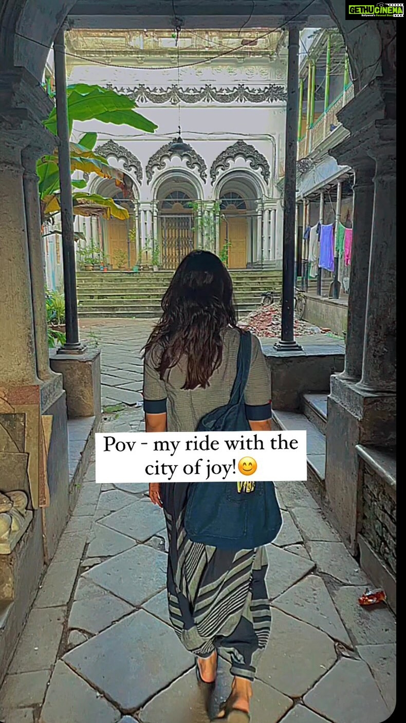 Vidhi Pandya Instagram - Heard this song while I was strolling around in Shyambazar & I am in love with it ever since & then the city a lil bit more.. 🎵📍🤍🧿☀️🌈 #exploring #kolkata #kolkatadiaries #beuniquelyyou #trendingreels #reels #love Kolkata