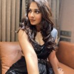 Vidhi Pandya Instagram - BB15finale 🖤 👗- @bharat_adiani 💄- @makeupbymalaikasathe Hair - @vikas_marwah_hairsalon Styled by - @appu.rentlyblunt #vidhipandya #beuniquelyyou #love Film City