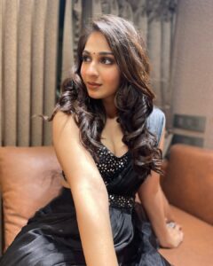 Vidhi Pandya Instagram - BB15finale 🖤 

👗- @bharat_adiani
💄- @makeupbymalaikasathe
Hair - @vikas_marwah_hairsalon 
Styled by - @appu.rentlyblunt 

#vidhipandya #beuniquelyyou #love