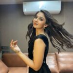 Vidhi Pandya Instagram - BB15finale 🖤 👗- @bharat_adiani 💄- @makeupbymalaikasathe Hair - @vikas_marwah_hairsalon Styled by - @appu.rentlyblunt #vidhipandya #beuniquelyyou #love Film City