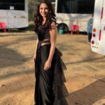 Vidhi Pandya Instagram - BB15finale 🖤 👗- @bharat_adiani 💄- @makeupbymalaikasathe Hair - @vikas_marwah_hairsalon Styled by - @appu.rentlyblunt #vidhipandya #beuniquelyyou #love Film City
