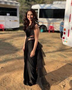 Vidhi Pandya Instagram - BB15finale 🖤 

👗- @bharat_adiani
💄- @makeupbymalaikasathe
Hair - @vikas_marwah_hairsalon 
Styled by - @appu.rentlyblunt 

#vidhipandya #beuniquelyyou #love
