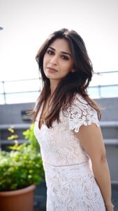 Vidhi Pandya Instagram - Mai tera.. tu meri 🤍☀️ #trending #reels #reelsinstagram #instagram