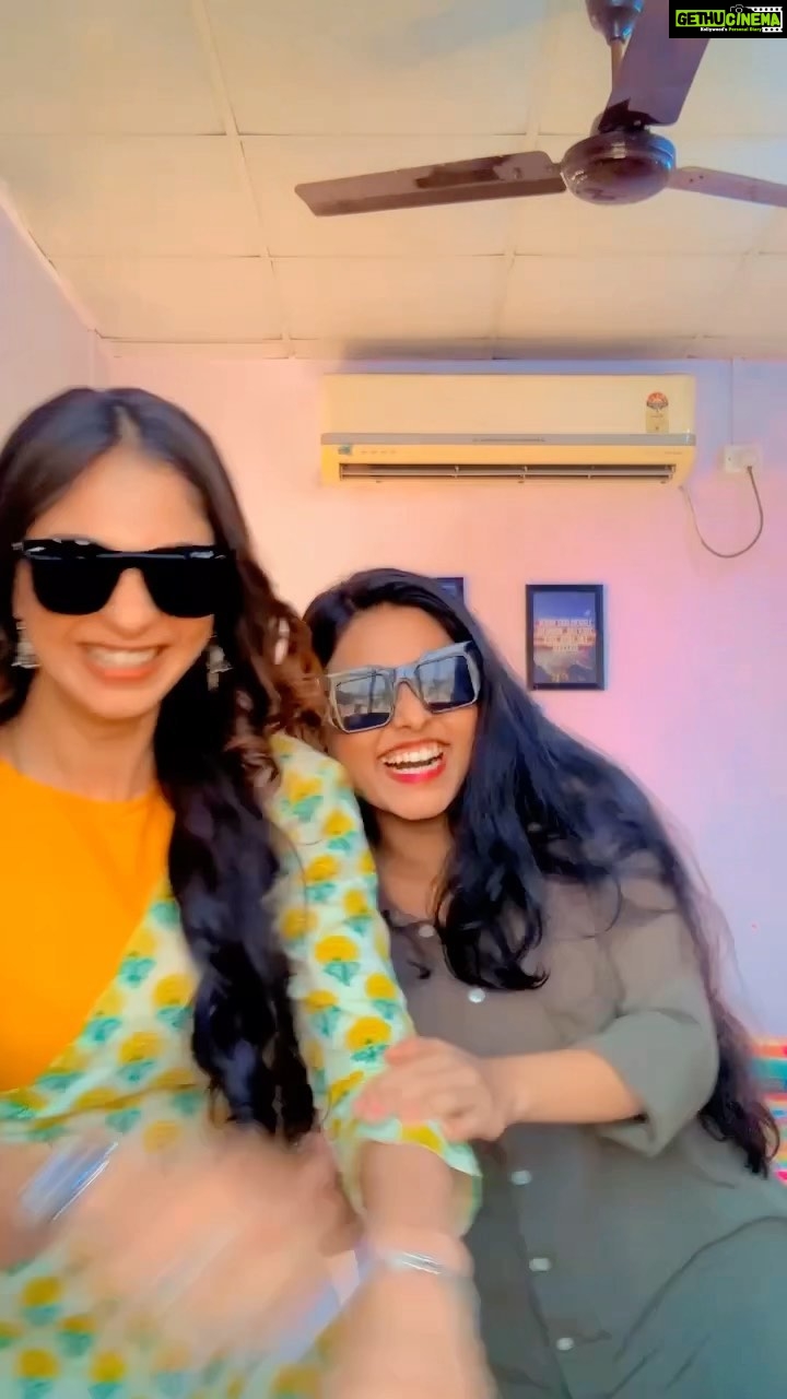 Vidhi Pandya Instagram - The Wannabe Verma Sisters 🤭💚 ~ #reelitfeelit #reels #reelkarofeelkaro #reelsvideo #explore #dance #dancechallenge #dancereels #dancevideo #dancersofreels #dancersofreels #actor #tvshow #fyp #trend #indiantelevision