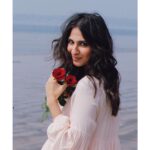 Vidhi Pandya Instagram - Tumhare sheher ka mausam bada suhana lage, Main ek shaam chura lu agar bura na lage?🌹 #beuniquelyyou #love #selflove #instagram #instagood #sunnyday
